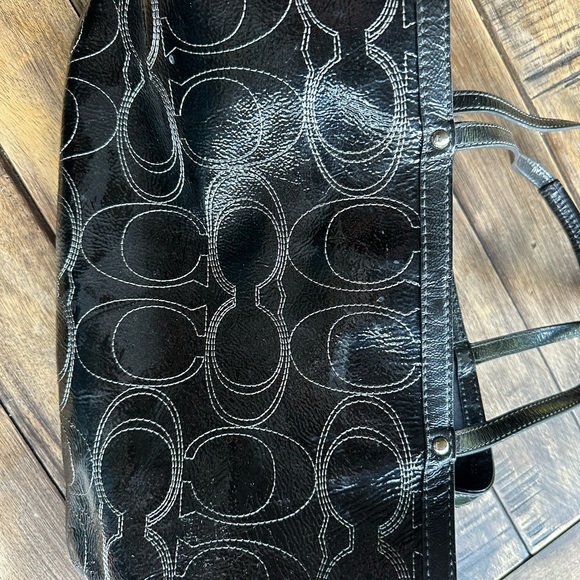 Black patent leather Coach shoulder bag - Picture 4 of 13